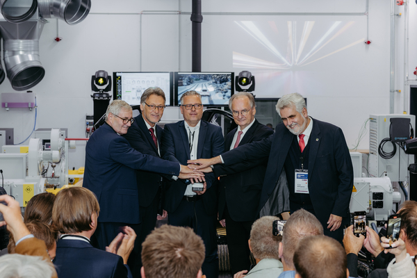 Staatssekretär für Strukturwandel und industrielle Großprojekte Dr. Jürgen Ude, Rektor der Uni Magdeburg Prof. Jens Strackeljan, Baudezernent der Uni Magdeburg Clemens Klein, Ministerpräsident des Landes Sachsen-Anhalt Dr. Reiner Haseloff und der Minister für Wissenschaft, Energie, Klimaschutz und Umwelt Prof. Armin Willingmann (v.l.n.r.) haben das Center for Method Development CMD der Otto-von-Guericke-Universität Magdeburg mit einem symbolischen Knopfdruck an einem der Prüfstände offiziell eröffnet (Foto: Jana Dünnhaupt/Uni Magdeburg)